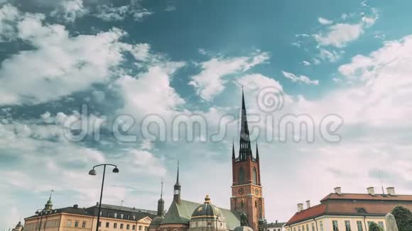 瑞典斯德哥尔摩从里达霍尔姆教堂塔楼俯瞰老城区古城甘玛斯坦最古老的教堂视频的预览图