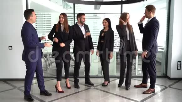 商业上的胜利快乐的商人和团队在办公室慢动作视频的预览图