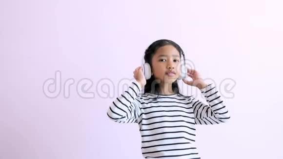 合上一个小女孩听着音乐带着快乐的节奏摇滚视频的预览图
