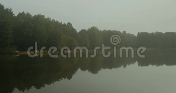 凉爽的雾落在河上视频的预览图