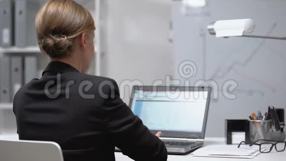 办公室工作人员感觉手提电脑上的手腕疼痛抽筋关节问题视频的预览图