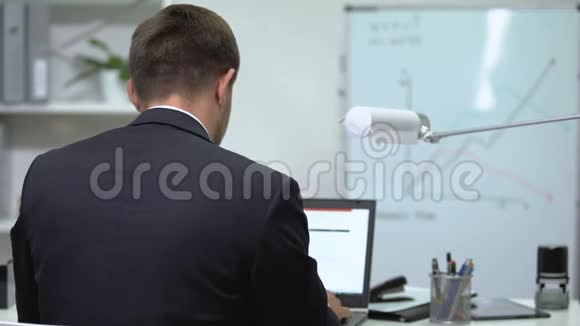 办公室工作人员在笔记本电脑上打字突然感到眼睛紧张工作日压力很大视频的预览图