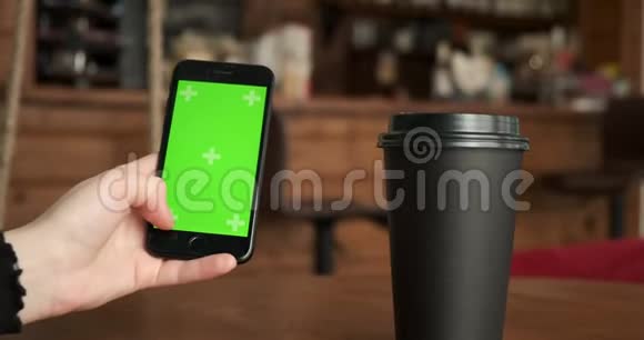 手机特写绿屏刷卡铬钥匙移动酒吧咖啡店背景视频的预览图