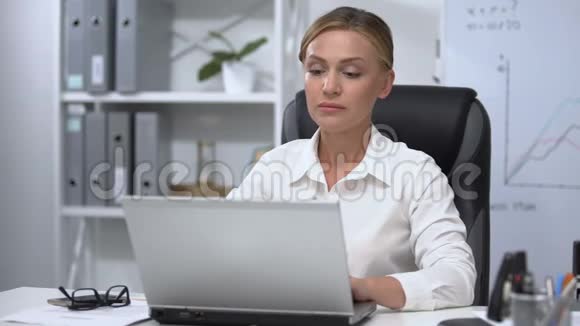 在办公室工作的成功女商人工作职责视频的预览图