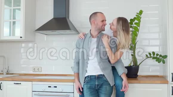 一对年轻夫妇坐在一间新公寓的厨房桌子上一家人搬到了一个新家视频的预览图