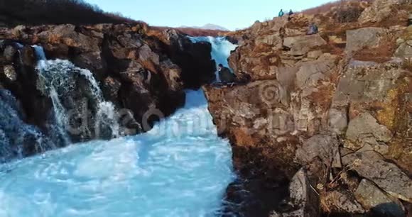 著名的冰岛其美丽迷人的独特景观河流山脉冰川和瀑布的空中拍摄视频的预览图