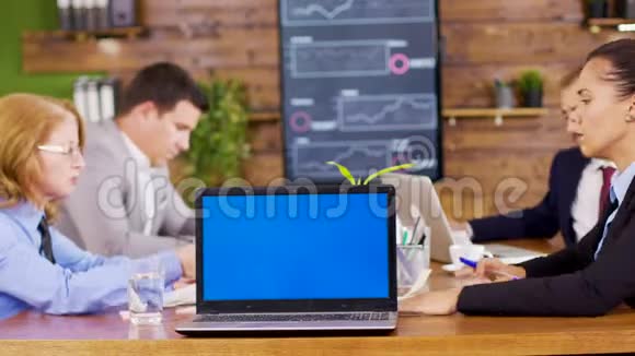 桌上的笔记本电脑显示蓝色的模拟屏幕视频的预览图