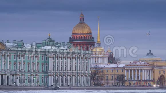 俄罗斯圣彼得堡圣以撒大教堂夜灯和涅瓦河冰的时间推移视频的预览图