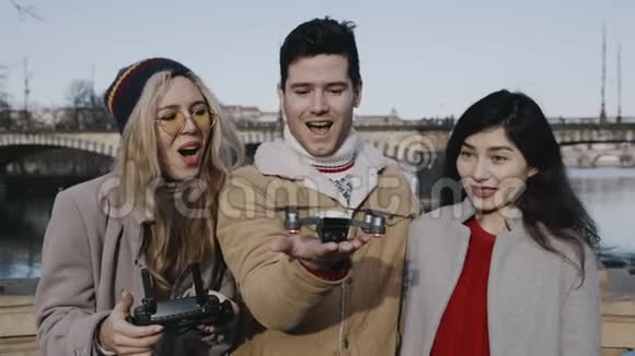 欢乐的一群朋友在公园里设置无人机航空射击生活方式概念拍摄红色4K10位颜色视频的预览图