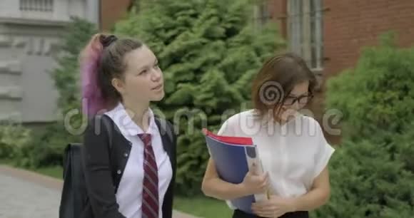 女老师和女青少年高中生散步视频的预览图