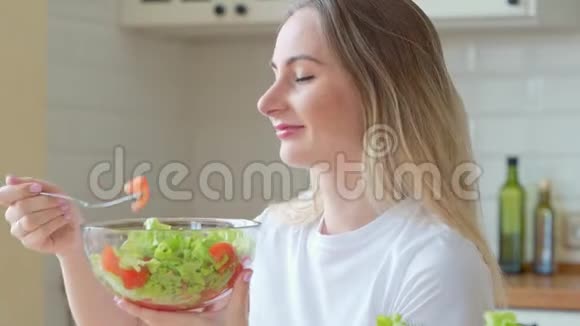 美丽的白种人女人吃沙拉视频的预览图