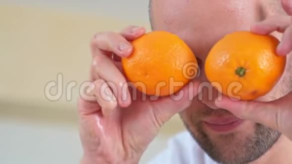 男人眼前捧着两半橘子视频的预览图
