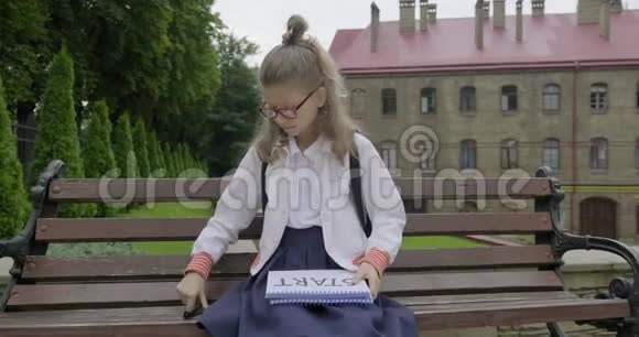 穿着校服戴眼镜的小女生写单词开始视频的预览图