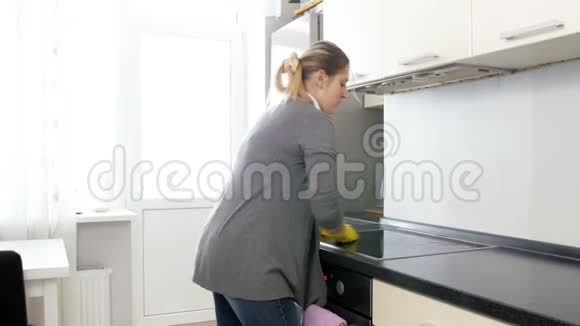 在厨房做完家务后一个疲惫沮丧的年轻女人哭着坐在地板上视频的预览图