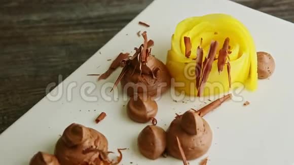 装饰精美的水果和巧克力慕斯甜点在盘子上旋转视频的预览图
