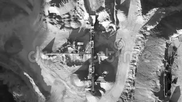 露天砂矿的空中景观视频的预览图