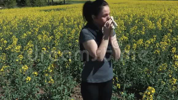 女性对春花花粉有过敏反应季节性植物过敏的概念视频的预览图