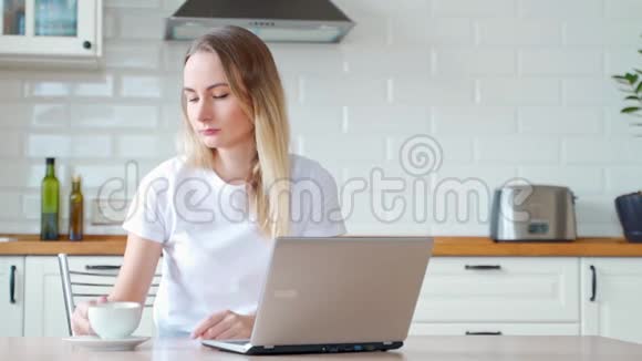 疲惫的年轻商务女性手提电脑画像视频的预览图