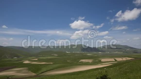 意大利卡斯特卢乔迪诺西亚高原卡斯特卢乔迪诺西亚的云层时间流逝4k视频的预览图
