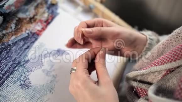 爱好和体力劳动一个高加索女人在绣花机上织针和绣针视频的预览图