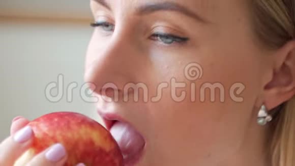 牙齿问题牙痛的年轻女人咬苹果视频的预览图