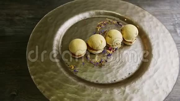四块球形海绵饼干在盘子里旋转视频的预览图