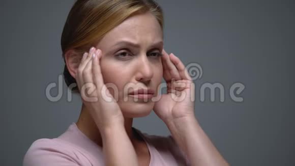 压迫女士按摩痉挛性太阳穴头痛偏头痛症状模板视频的预览图