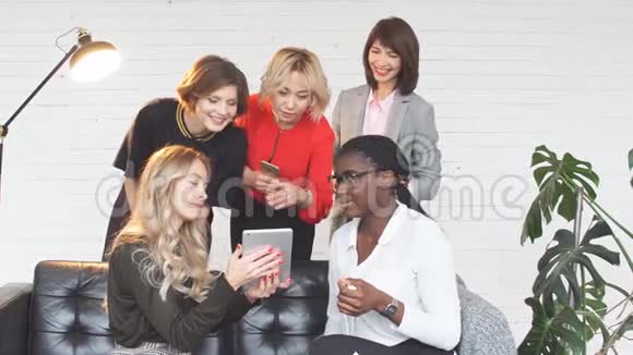 坐在餐桌旁的女时装专业人士组视频的预览图