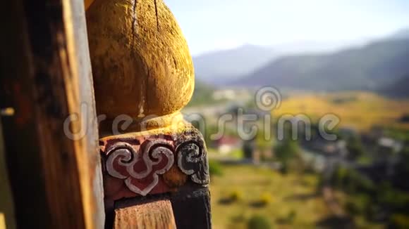 不丹山谷中的宗庙和宗教祈祷旗视频的预览图