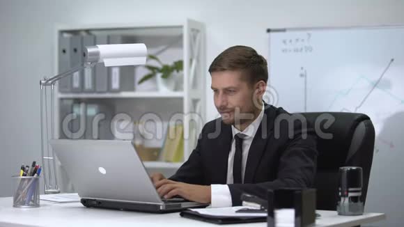 男老板在笔记本电脑上完成工作站起来后感到很痛视频的预览图