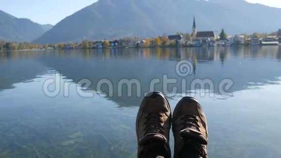 在德国巴伐利亚秋天乘船在特格尔尼湖旅行游客站在前台徒步女视频的预览图