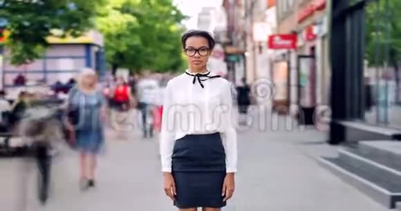 放大站在步行街上美丽的非裔美国妇女的时间流逝视频的预览图