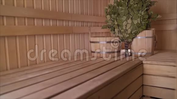 木制芬兰桑拿在空蒸房里拍摄物体桑拿浴室有卧室视频的预览图