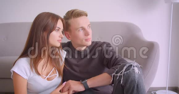 一对年轻可爱的白种人夫妇的特写照片他们温柔相爱坐在一起在室内放松视频的预览图