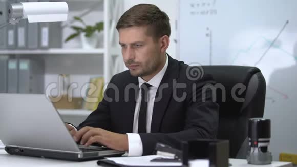 男性员工手提电脑打字后手腕疼痛关节发炎视频的预览图