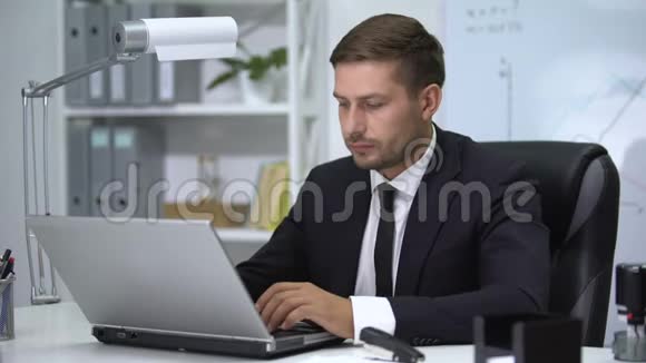 在笔记本电脑上工作的商人感到发烧和紧张视频的预览图