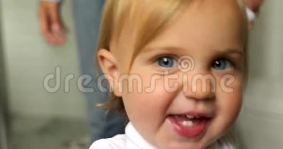 可爱的宝宝笑容满面露出宝宝的牙齿视频的预览图
