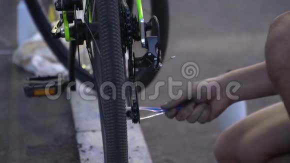 工作人员修理自行车自行车零件视频的预览图
