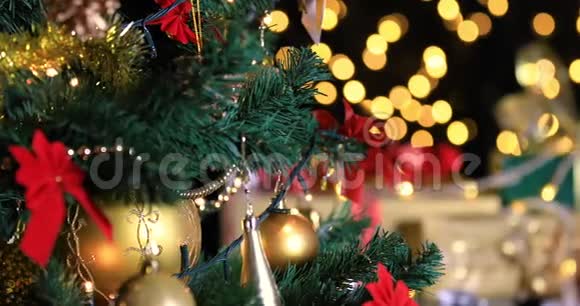 圣诞树和大气灯附近的圣诞礼物视频的预览图