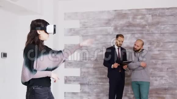 空房中带虚拟现实护目镜的女设计师视频的预览图