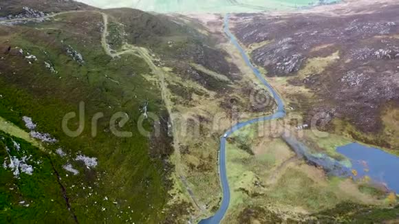 爱尔兰共和国唐加尔县伊尼肖文半岛马莫尔峡的白车视频的预览图