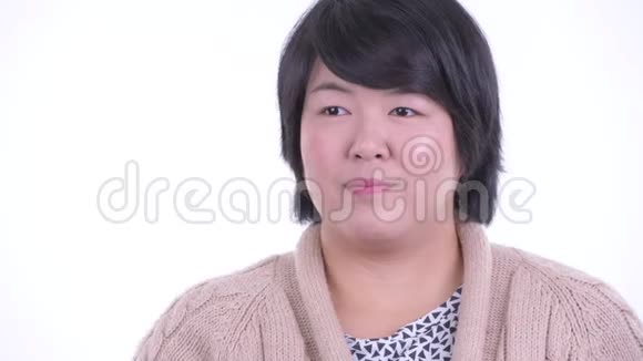 快乐超重的亚洲女人为冬天竖起大拇指视频的预览图