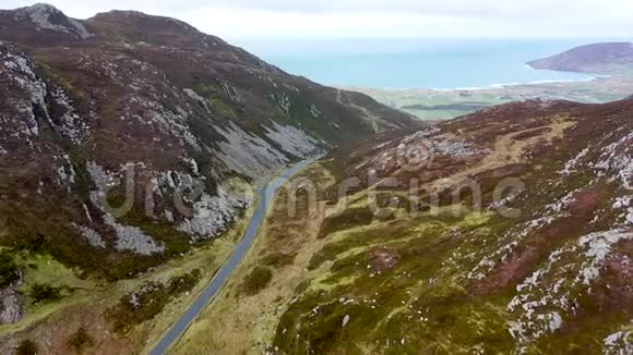 爱尔兰共和国唐加尔县伊尼肖文半岛马莫尔峡的白车视频的预览图