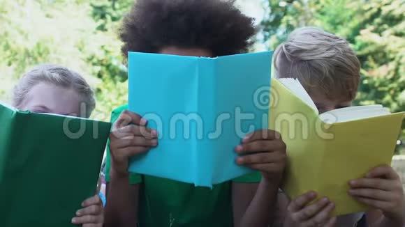 多种族群体儿童阅读丰富多彩的书籍儿童发展教育视频的预览图