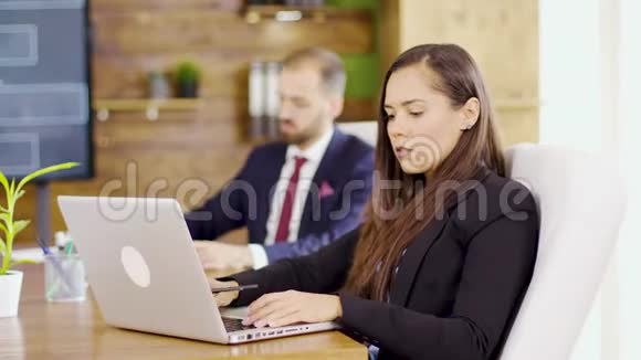 年轻的女商人在会议室打电脑视频的预览图