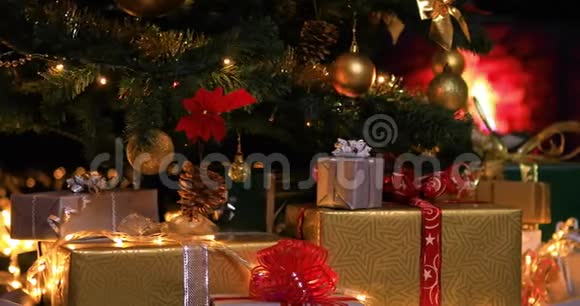 圣诞树和大气灯附近的圣诞礼物视频的预览图