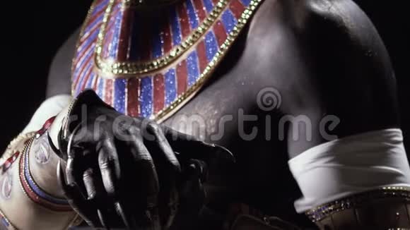 一只古埃及的神手上握着一颗人的心视频的预览图