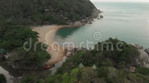 靠近海边的亚洲小岛上的Tranquil村天堂岛的风景鸟瞰有当地的房子同上视频的预览图