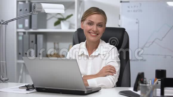 有魅力的商务小姐微笑着坐在办公室成功领导视频的预览图