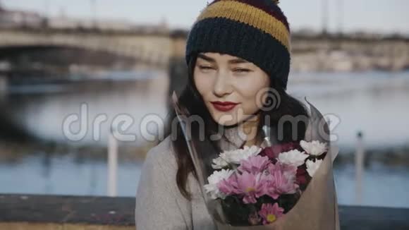 秋天的一个年轻漂亮的女孩开着一束花日期浪漫爱情春天的概念拍摄红色4K10视频的预览图